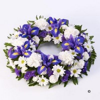 Classic Wreath   Blue and White *