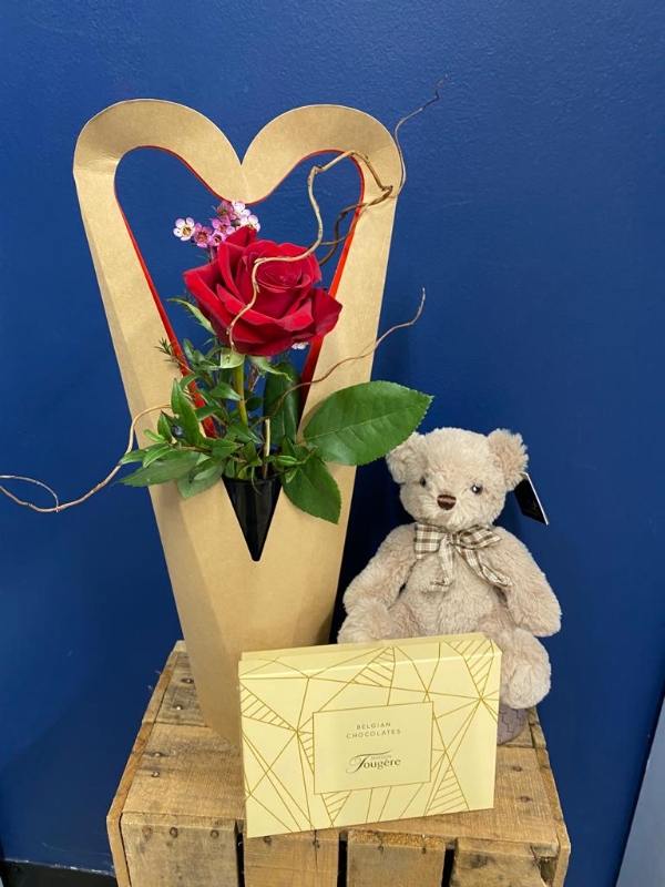 Valentines Gift Set buy online or call 01372 456 655